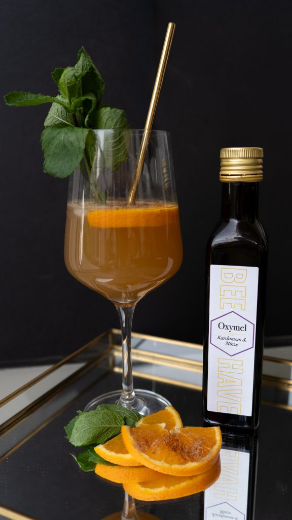 Oxymel mit Kardamom und Minze im Glas mit Minzblaettern