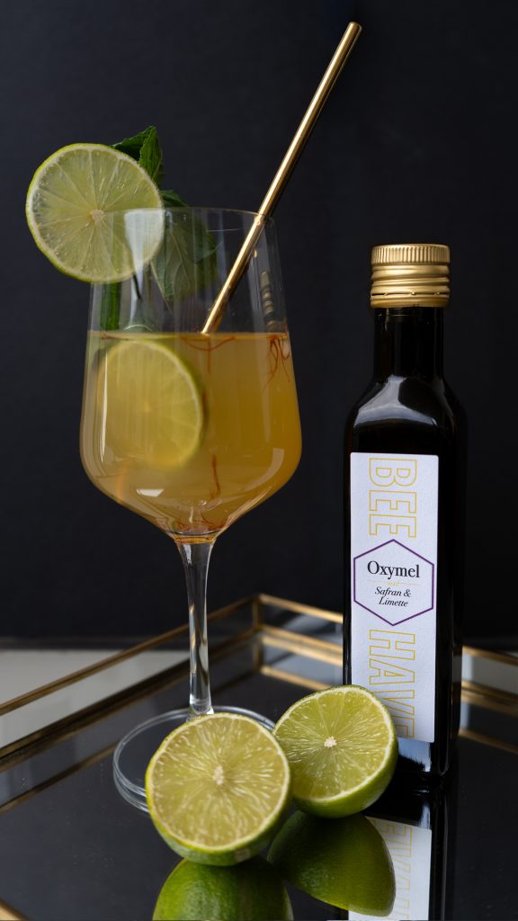 Oxymel mit Safran und Limette im Glas mit Limetten